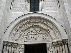 Le portail de droite.