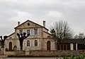 L'ancienne école et la mairie.