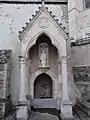 Fontaine-oratoire adossé à l'église Saint-Erme.