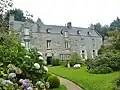 Saint-Évarzec : le manoir du Moustoir, façade et cour intérieure