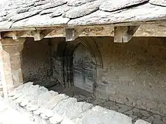 Le porche, à moitié enterré.