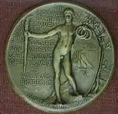 Médaille représentant un homme nu, le bras droit tendu avec une torche dans sa main et des couronnes de laurier dans sa main gauche.
