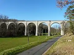 L'ancien viaduc ferroviaire de Saint-Germain-des-Prés franchissant la vallée du Ravillou.