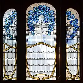 Les vitraux de clématites du dressing au premier étage (reconstitués d'après les débris subsistants).