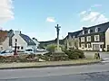 Saint-Goazec : le bourg et son calvaire du XVe siècle.