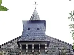 Son clocher fortifié.