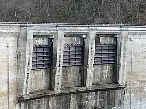 Les évacuateurs de crue.