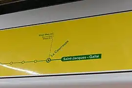 Détails de la signalétique directionnelle implantée au dessus d'une porte palière.