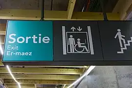 Signalétique trilingue français, anglais et breton dans la station La Courrouze.