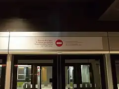 Signalétique trilingue français, anglais et breton interdisant la montée sur le quai d'arrivée au terminus Saint-Jacques - Gaîté.