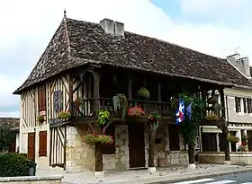 La mairie de Saint-Laurent-des-Hommes.