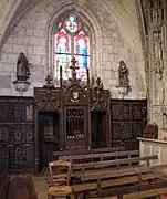 Confessionnal et mobilier liturgique.