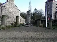 Les trois colonnes antiques et la borne milliaire.