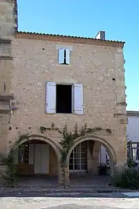 Maison attenante au Relais Henri IV, est, déjà inscrite individuellement (sept. 2011)44° 33′ 54,7″ N, 0° 13′ 28,6″ O