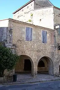 Maison attenante au Relais Henri IV, ouest, déjà inscrite individuellement (sept. 2011)44° 33′ 54,4″ N, 0° 13′ 29,6″ O