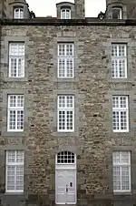 Maison malouine typiquement polylithique.