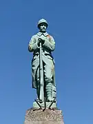 Poilu au repos, statue du monument aux morts.