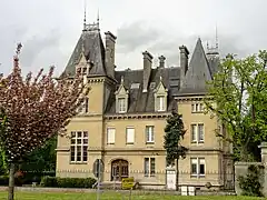 Château Civet, près de l'église.
