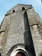 L'imposante façade du clocher.