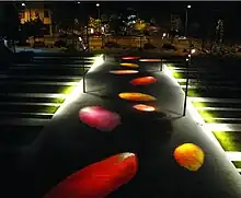 Éclairage de l'allée menant vers la place de la République à Guyancourt, la nuit