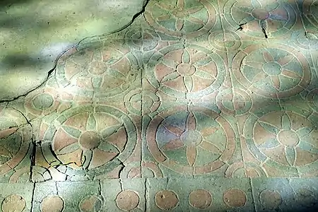 Dallage ancien avec des motifs en étoile.