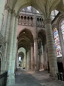 Vue vers l'ouest dans le croisillon nord et les bas-côtés nord.
