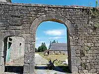 La porte cochère et la porte piétonne à l'Ouest.