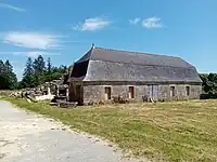 Les écuries à l'Est.