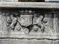 Armoiries sculptées autour du bassin.