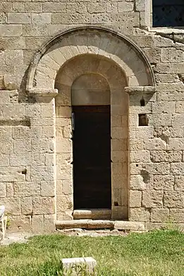 La porte de la travée de chœur.