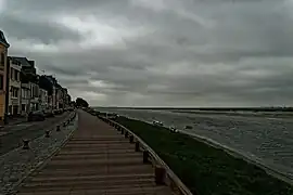 Le marché de Saint-Valery-sur-Somme se tient sur le quai de bord de Somme.