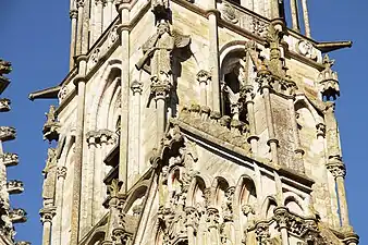 Détail des anges aux angles de la tour du clocher.