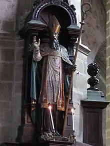 Vue d'une statue d'un évêque bénissant, dans une église.