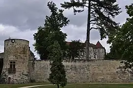 Remparts à la tour du Saint-Esprit et logis (2011).