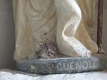 Détail des pieds piqués d'aiguilles probablement par des jeunes filles cherchant l'âme sœur (2012).