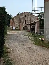 Photographie de bâtiments anciens situés dans un cadre naturel.