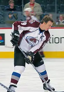 Photographie couleur de Joe Sakic avec le maillot de l'Avalanche du Colorado