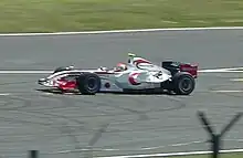 Photo d'une monoplace blanche en piste