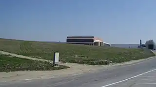 Vue extérieure de l'enceinte en avril 2011.