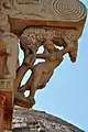 Salabanjika, ou « divinité de l'arbre ». Torana est du grand stupa de Sanchi, Ier siècle de notre ère