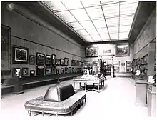 Dans la salle B, consacrée à la Galerie Henry Vasnier, au Musée des Beaux-Arts de Reims, une verrière apporte un éclairage zénithal. Quelques tableaux sont accrochés aux cimaises. Devant les cimaises et au centre de la pièce se trouvent des sculptures et des objets d'art posés sur des sellettes ou dans des vitrines.