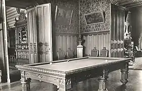 Carte postale ancienne illustrant la salle de billard.