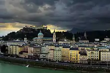 Photographie en couleurs du centre historique de Salzbourg