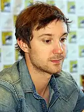 Sam Huntington interprète Joshua « Josh » Levison.