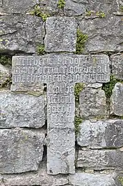 Croix de 1556 portant une inscription en lettres gothiques.