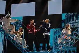 Samir & Viktor interprétant Hela Världen Väntar.