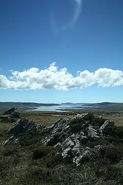 Vue de la baie de San Carlos depuis le sud, près d'Ajax Bay.
