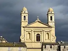 L'église Saint-Jean et ses deux clochers, dont l'un est de Viale.