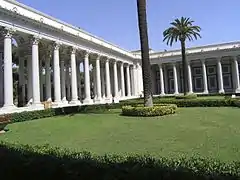 Le quadriportique et ses colonnes.