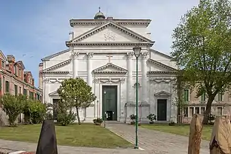 La façade.